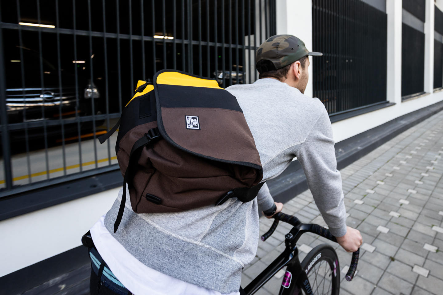 Cумки для велосипеда: рюкзак или мессенджер?