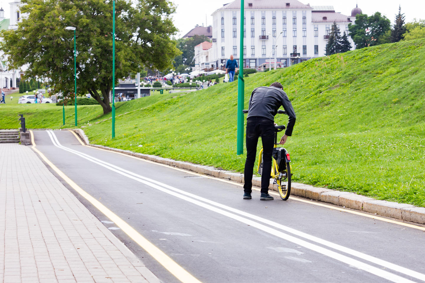 Как ездить на Колобайках — жёлтых велосипедах, заполонивших Минск