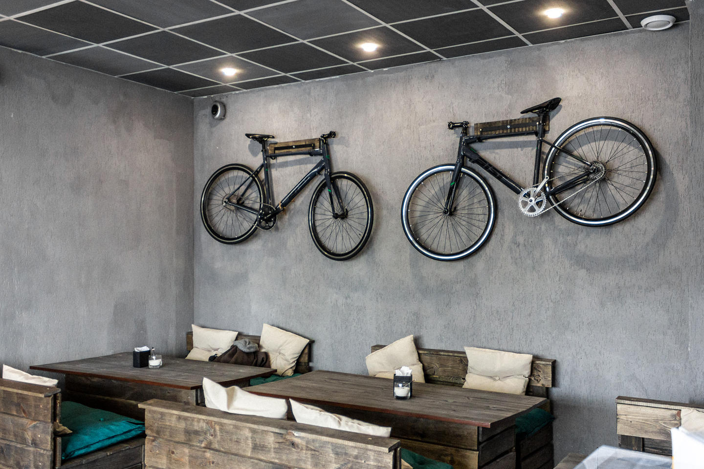 Велосипеды на стене, настольные игры и интерьер ручной работы
