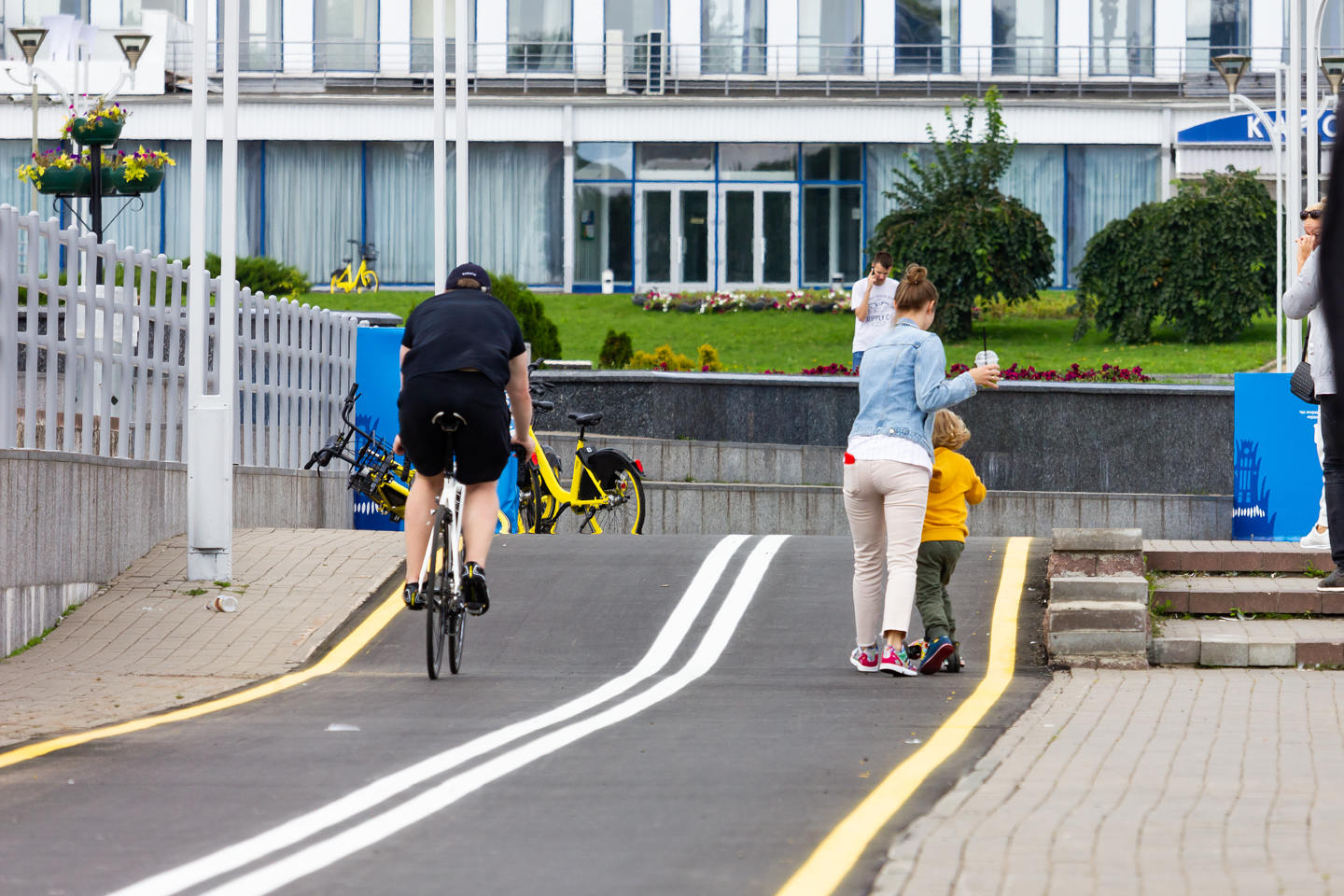 Как пешеходам вести себя с велосипедистами