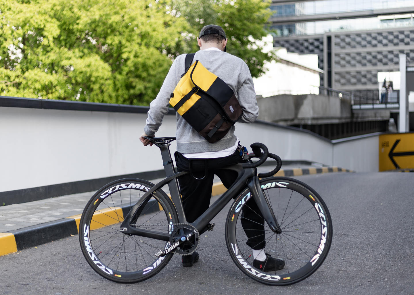 Cумки для велосипеда: рюкзак или мессенджер?