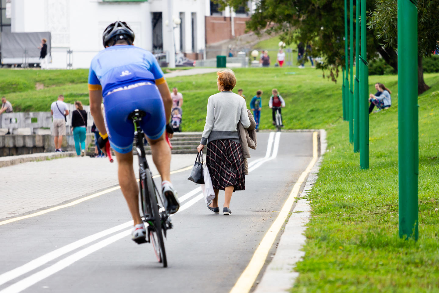 Как пешеходам вести себя с велосипедистами