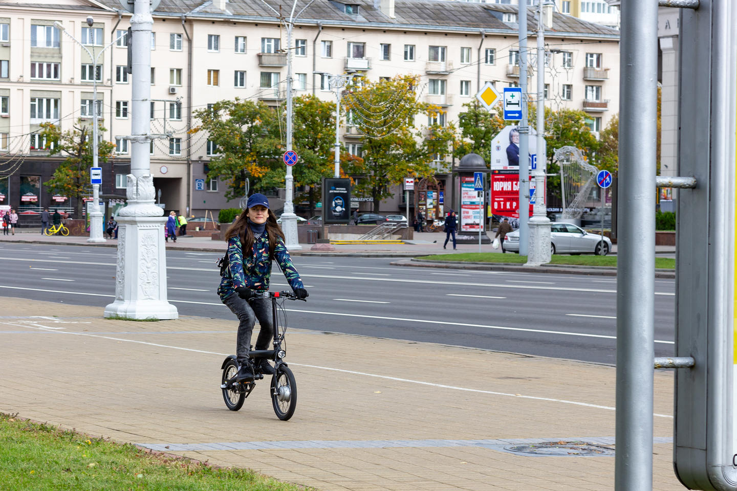 Таня и её электровелосипед Xiaomi QiCycle