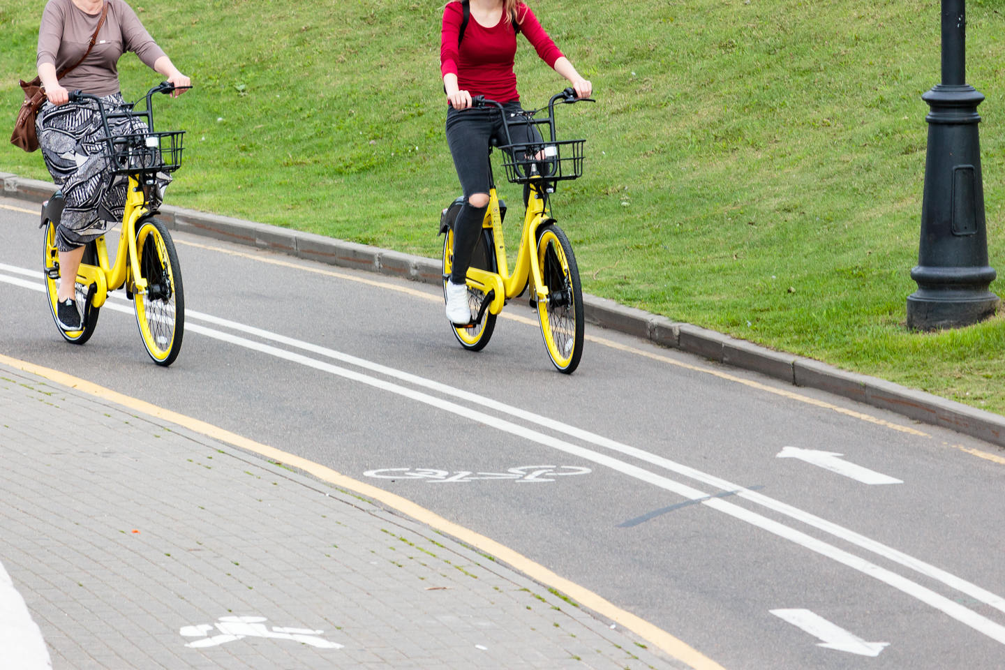 Как ездить на Колобайках — жёлтых велосипедах, заполонивших Минск