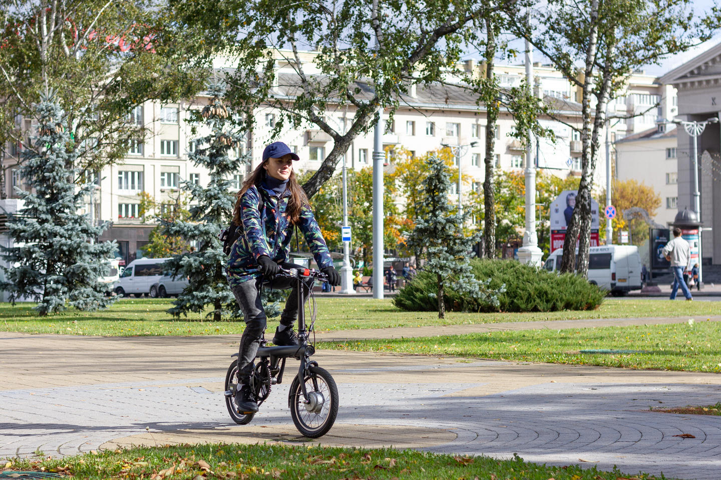 Таня и её электровелосипед Xiaomi QiCycle